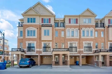 Private bedroom in 4 bed townhouse- Simcoe & Britannia, Oshawa Image# 1