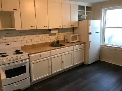 3 bdrm house, 5min to downtown 10min to Queen’s, May 1st, 2026 Image# 1