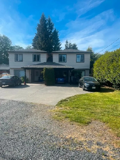 4 bdrm  3 bdrm with a living room Half Duplex