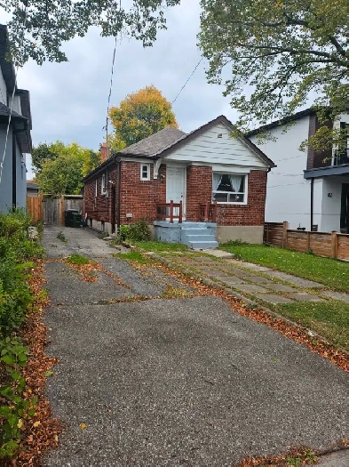 2 BDR MAIN FLOOR BUNGALOW -$2650 incl/UTIL -ROYAL YORK/QUEENSWAY Image# 1