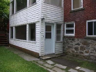 Dans un triplex, grand rénové 3 1/2 au rez-de-chaussée Image# 1