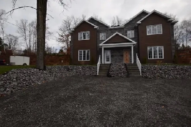 Maison Jumelée 2 étages 3 chambres bord de l'eau, plage et lac Image# 3