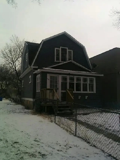 1215 RAE ST - Large 3 bedroom house for rent! Image# 1