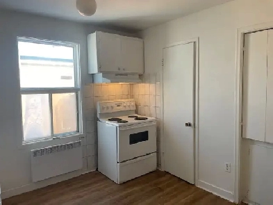 Beau 2 1/2 2e étage, libre Limoilou frais peint Image# 7