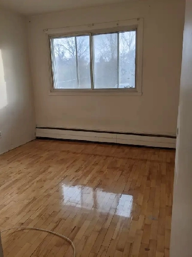 4 1/2 À LOUER - MARCHÉ CENTRAL – 1ER DÉCEMBRE Image# 1