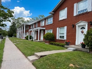 3 Bedroom Townhome in Bronte, Oakville Image# 1