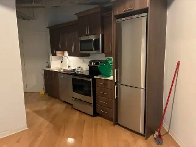 métro place des arts, condo 2 1/2 avec chambre fermé