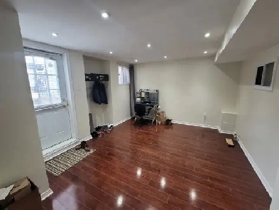 Basement with 1 bedroom, 2 parkings and separate entrance Image# 1