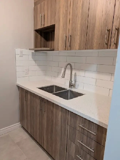 Renovated unit with PRIVATE Bath/Free Wifi and Parking Access Image# 1