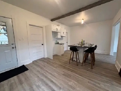 Grand 4 1/2 rénové au centre-ville, libre immédiatement! Image# 1