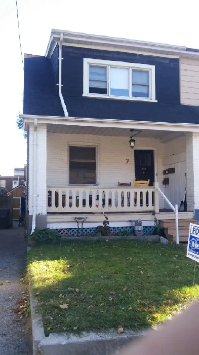 Woodbine and Danforth Subway 1 bedroom Image# 1