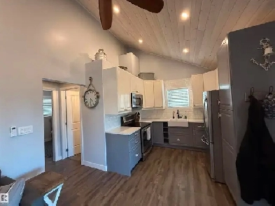 Custom-built 3-season cottage! Image# 6