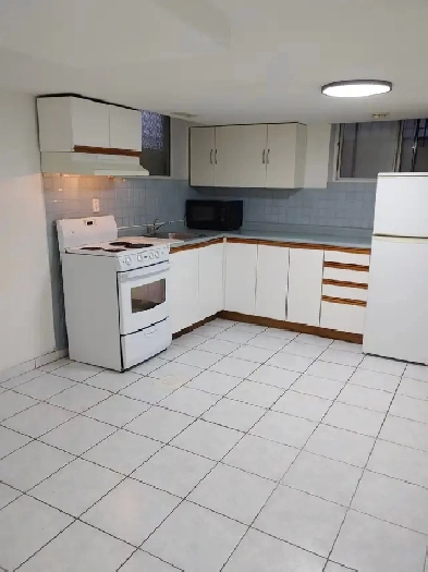 Bachelor Apt Bloor& Dufferin Dec 1, or immed. (basement level) Image# 1