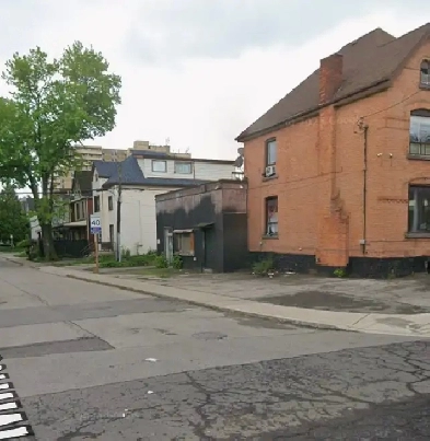 CORNER LOT AT BARTON ST E & MINTO Image# 1