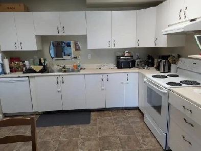 Great Safe 3 Bdrm 3 Level Townhouse Avail Possible Before Dec 15 Image# 1