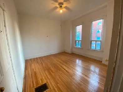 HUGE ROOM WITH LOTS OF LIGHT IN RENOVATED VICTORIAN HOUSE Image# 1