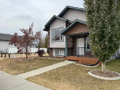 Inviting 4-Bedroom Vanier Woods Home for Rent Image# 11