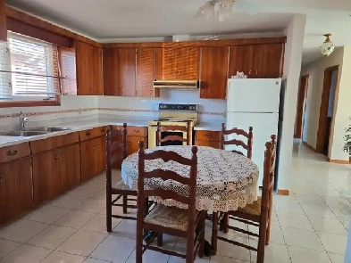 CLEAN, BRIGHT SOUTH END 3 4 BEDROOM HOME Image# 1