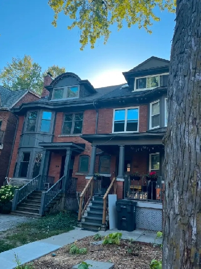 Annex Renovated Bright 3rd Floor apartment steps to Bathurst sub Image# 1