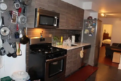 Bright 1 bedroom on main floor Bloor.  Walking score 100! Image# 1