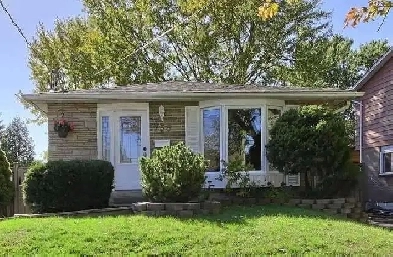 Spacious 3 Bedroom House in Newmarket $2500 (Utilities Included) Image# 1