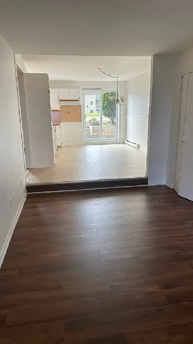 Logement 4 1/2 à louer immédiatement laval st rose Image# 1