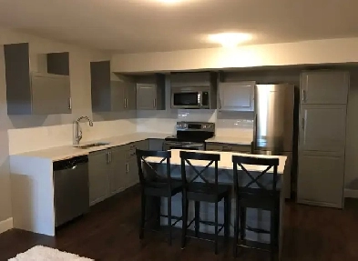 Gorgeous 1 Bedroom Suite in South Surrey Image# 5