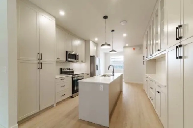 STUNNING 3 Bedroom Townhouse! Move In Ready Image# 2