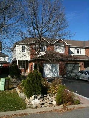 Beautiful 3 Bedroom End Unit Townhome Silver City Location Image# 6