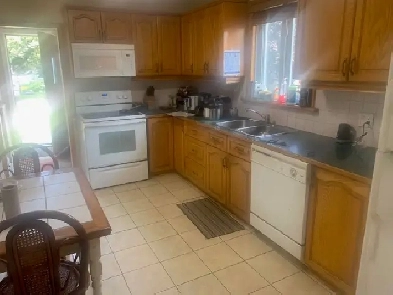 Room for rent - Share 3 Bedroom home near Subway Image# 1