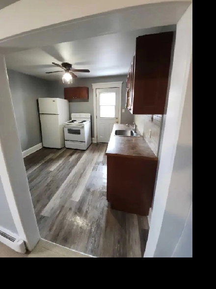 2 bdrm in triplex close to Avenues, parking, shared yard Image# 2