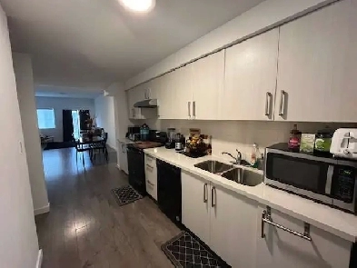 3-Bed Townhome   Parking/AC/Laundry/Water/Heat Incl (Chaffey St) Image# 7