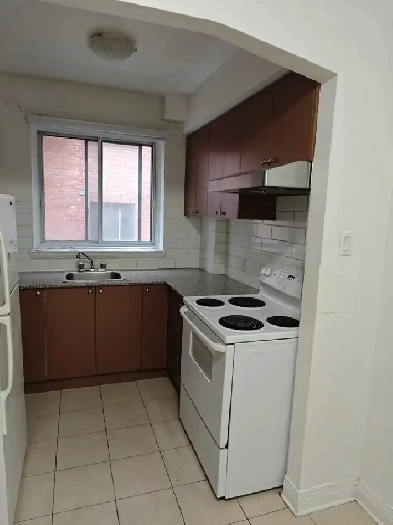 Renovated large 4 1/2 NDG (close Monkland Village) for December Image# 1