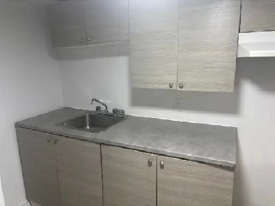 4 1/2 proche métro ,internet, électros, eau chaude,stationnement Image# 1