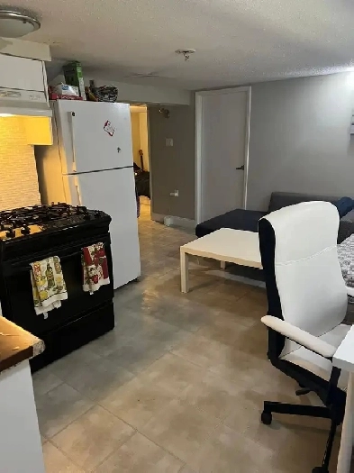 2 b 1 b  suite 6 min walk from commercial dr skytrain Image# 2