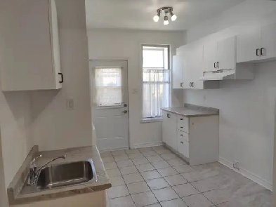 3 1/2, Une chambre coucher, Rénové, Près tous les services Image# 1