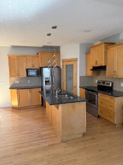 Cozy beautiful 3 bedrooms upper-level house for rent NW Calgary Image# 7
