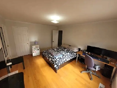 MASTER BEDROOM with private Bath. Niagara College Glendale Image# 1