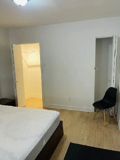 Move-In Ready Bright Furnished Room–Ville-Marie/Downtown–$850 MO Image# 9