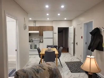 3 1/2 eau chaude inclus et WIFI Image# 1