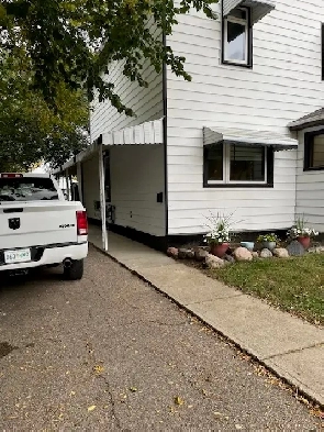 Weyburn downtown triplex\wifi, power, heat, water included Image# 6