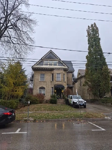 Renovated 1 bedroom Apr - 1 Block from Victoria Park! Image# 4