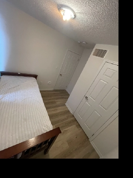 Private Bedroom Available in North Oshawa near Ontario Tech Image# 3