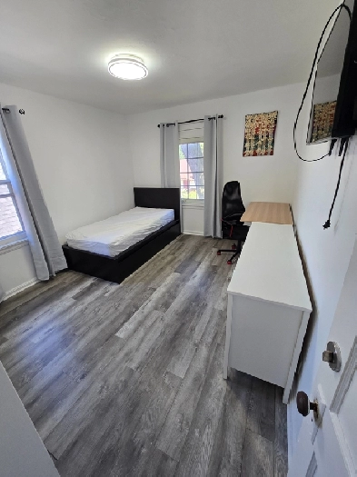 Large, private single bedroom, walking distance from University Image# 8