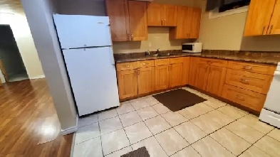 $1395. AVAILABLE NOW. COLLEGE HEIGHTS. LARGE 3 BEDS 250-649-5694 Image# 3