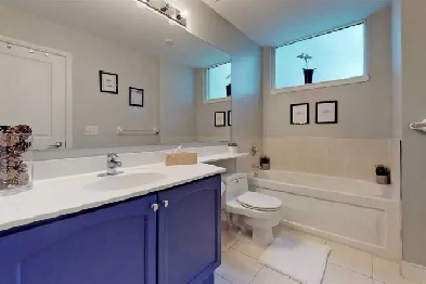 SQUARE 1  - Townhouse master bed room with private full bath Image# 2