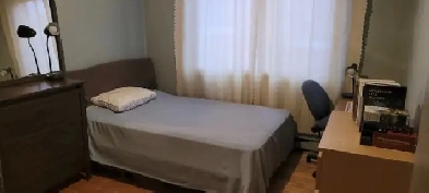 Chambre meublée disponible pour une femme, proche de métro Sauvé Image# 2