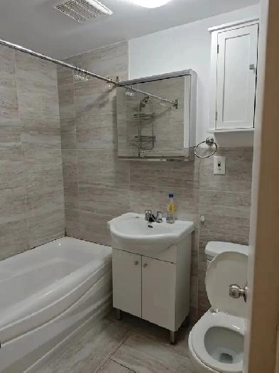 Renovated large 4 1/2 NDG (close Monkland Village) for December Image# 1