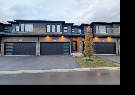 3 Bedroom Townhouse in Niagara Falls! Image# 1