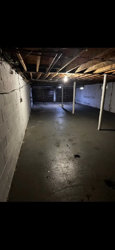 garage for rent 6 Cars Image# 4